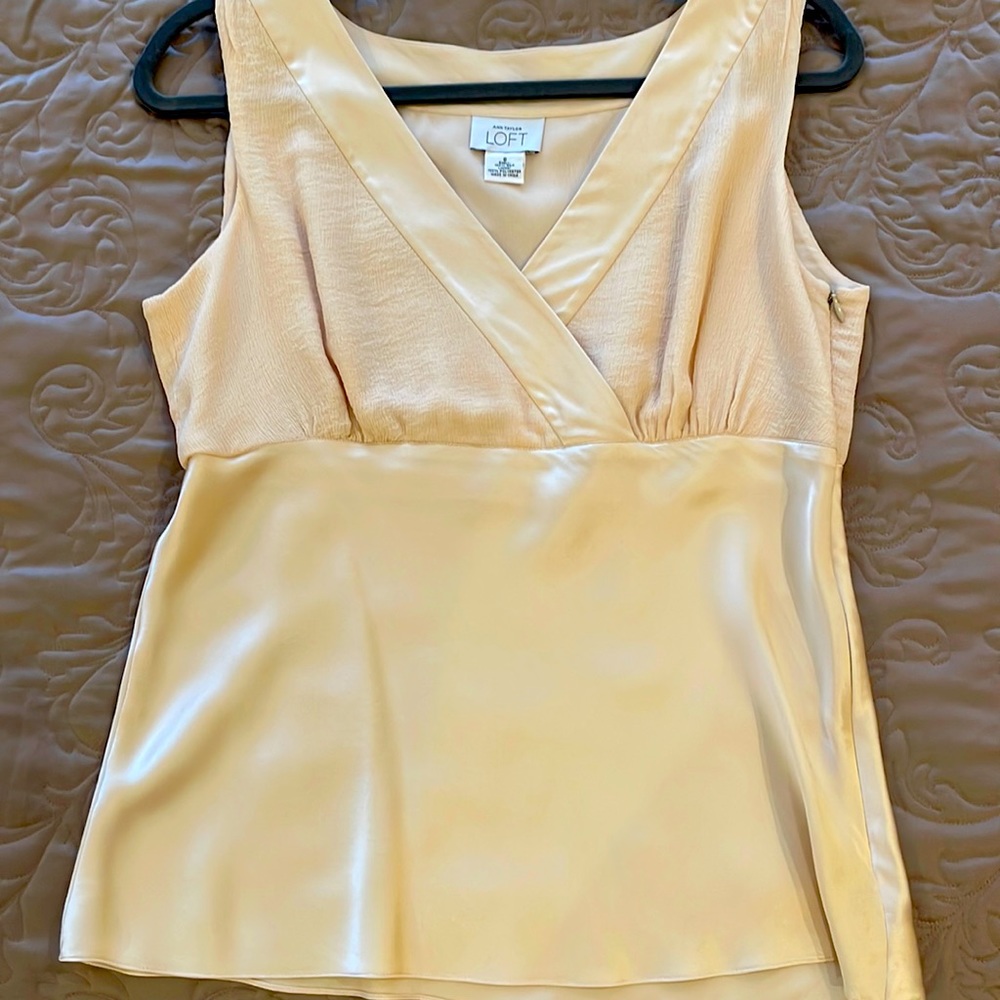Silk and polyester shell, sleeveless. Beige color- size 8